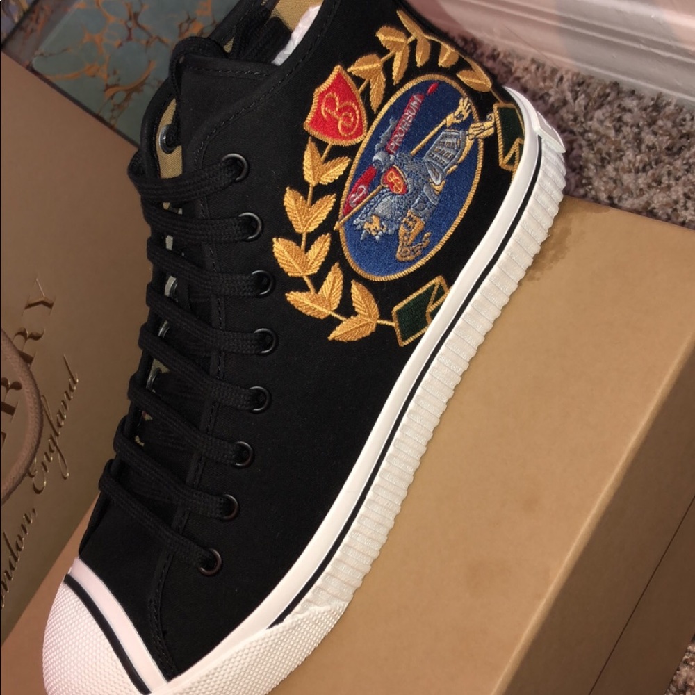 Selling my new Burberry sneakers never been worn